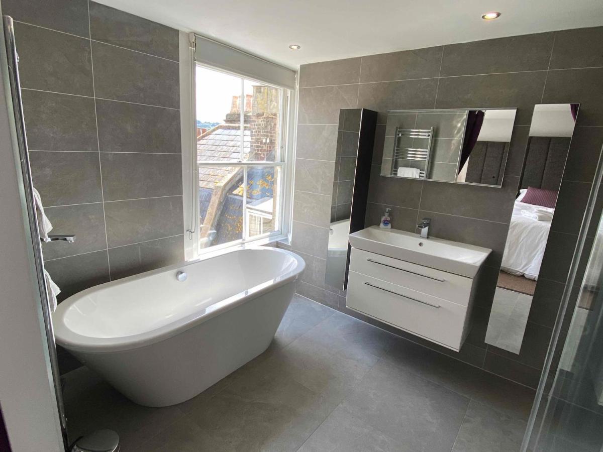 Bath Roof Terrace Apartment, City Centre, Sleeps Up To 8 Kültér fotó